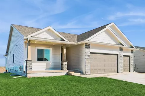 1495 NW Bull Run Ct, Waukee, IA 50263