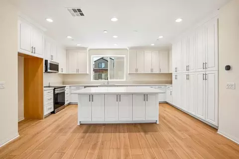 Kitchen - 5876 Linden Ave #5, Long Beach, CA 90805 photo 2 of 7