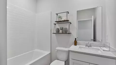 Bath - 10 Seaboard Dr, Montgomery, AL 36117 photo 4 of 7
