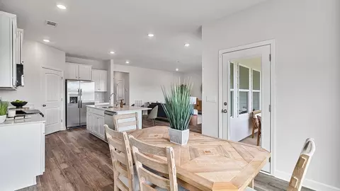 Dining - 10 Seaboard Dr, Montgomery, AL 36117 photo 2 of 5