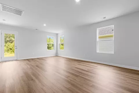 Living - 558 Wilbur Rd, Conway, SC 29527 photo 4 of 6