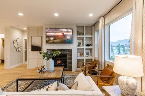 Living - 916 E Harrier St, Eagle Mountain, UT 84005 photo 2 of 7