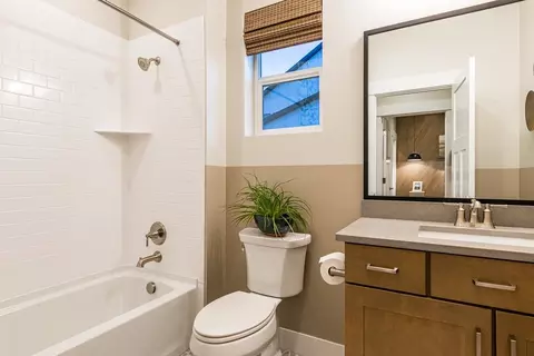 Bath - 916 E Harrier St, Eagle Mountain, UT 84005 photo 4 of 9