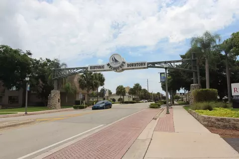 Exterior - 991 Crocus St NE, Palm Bay, FL 32907 photo 6 of 12