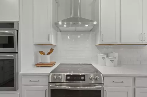 Kitchen - 435 Garrett Trl, Lithopolis, OH 43136 photo 4 of 7