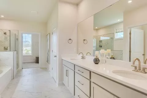 Bath - 3360 Riders Dr, Sumter, SC 29150 photo 3 of 4