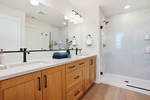 Bath - 1318 E Luna St, Newberg, OR 97132 photo 1 of 1