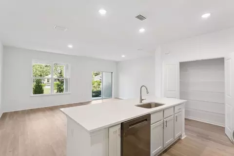 Living - 2278 Red Pine Ct, Eustis, FL 32726 photo 2 of 4
