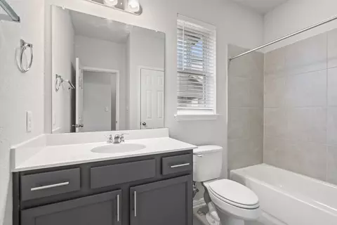 Bath - 6570 Marsh Ln, Buda, TX 78610 photo 3 of 4