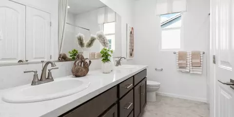 Bath - 881 E Ahronian Ave, Fowler, CA 93625 photo 1 of 3
