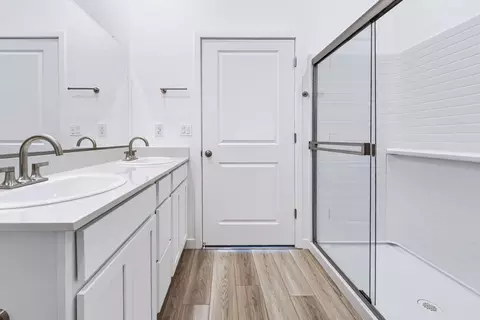 Bath - 274 Nadine St, Merced, CA 95341 photo 3 of 3