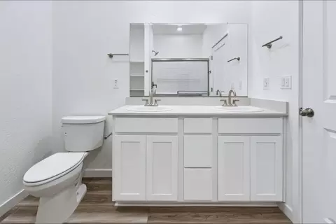 Bath - 274 Nadine St, Merced, CA 95341 photo 2 of 3