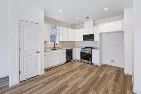 Entry Way - 274 Nadine St, Merced, CA 95341 photo 1 of 2