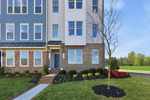 17640 Hawkins Ln, Dumfries, VA 22026