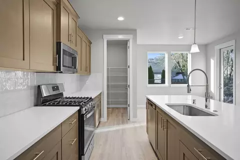 Kitchen - 19276 SW Marshmallow Pl, Bend, OR 97702 photo 4 of 6