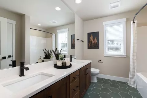 Bath - 19276 SW Marshmallow Pl, Bend, OR 97702 photo 5 of 5