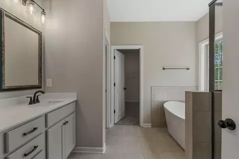 Bath - 102 Beaver Creek Way, Lagrange, GA 30241 photo 3 of 6
