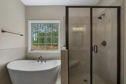 Bath - 102 Beaver Creek Way, Lagrange, GA 30241 photo 2 of 6