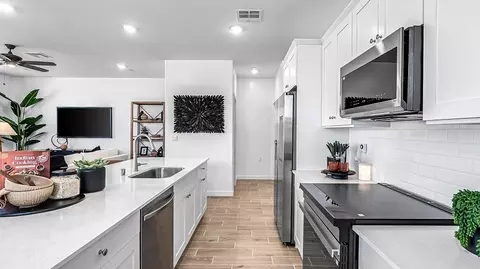 Kitchen - 875 Fruitwood Ave, Clovis, CA 93619 photo 3 of 6
