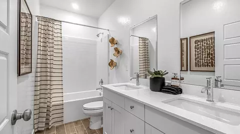 Bath - 875 Fruitwood Ave, Clovis, CA 93619 photo 3 of 5