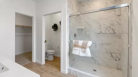 Bath - 875 Fruitwood Ave, Clovis, CA 93619 photo 4 of 5