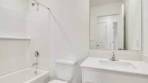 Bath - 1366 Foxglove Dr, Bartlett, IL 60103 photo 2 of 6