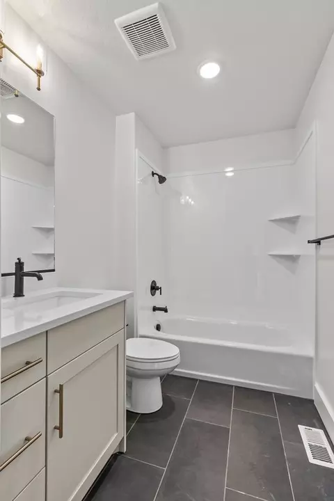 Bath - 600 S 250 E, Hyde Park, UT 84318 photo 6 of 9