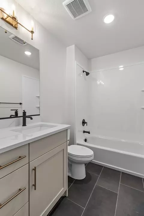 Bath - 600 S 250 E, Hyde Park, UT 84318 photo 5 of 9