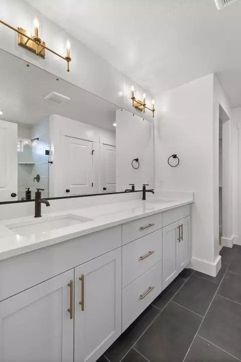Bath - 600 S 250 E, Hyde Park, UT 84318 photo 3 of 9