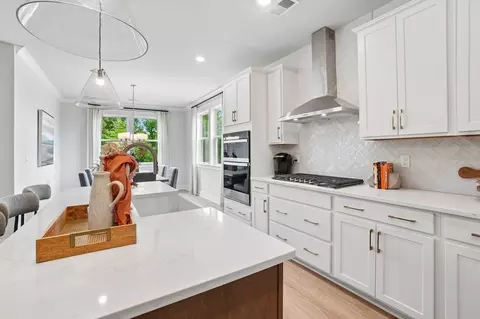 Kitchen - 550 Hydrangea St, Seneca, SC 29678 photo 5 of 8