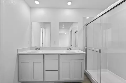 Bath - 1173 Monique St, Galt, CA 95632 photo 2 of 3