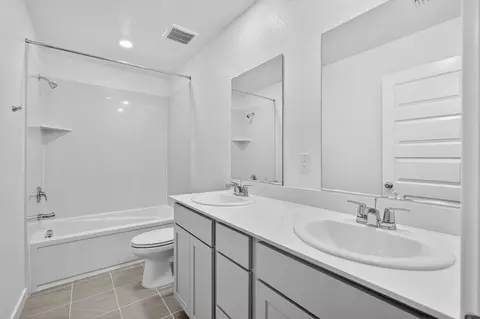 Bath - 1173 Monique St, Galt, CA 95632 photo 1 of 3
