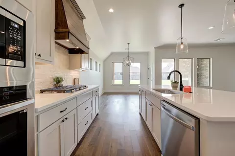 Kitchen - 7201 E Oakland St, Broken Arrow, OK 74014 photo 8 of 10