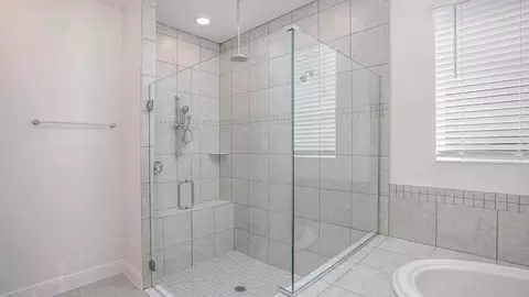 Bath - 14055 Spring Hill Dr, Spring Hill, FL 34609 photo 6 of 15