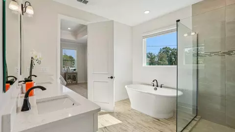 Bath - 14055 Spring Hill Dr, Spring Hill, FL 34609 photo 3 of 4
