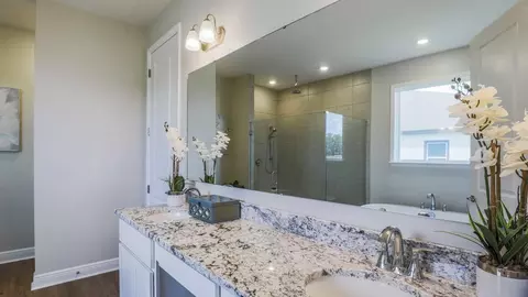 Bath - 14055 Spring Hill Dr, Spring Hill, FL 34609 photo 9 of 15