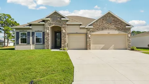 Exterior - 14055 Spring Hill Dr, Spring Hill, FL 34609 photo 6 of 17