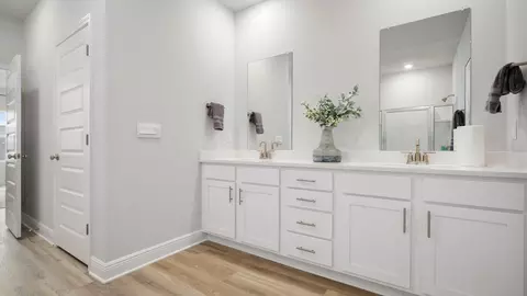 Bath - 7643 Anglebrook Rd N, Mobile, AL 36695 photo 2 of 3