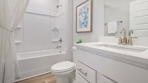 Bath - 7643 Anglebrook Rd N, Mobile, AL 36695 photo 3 of 3