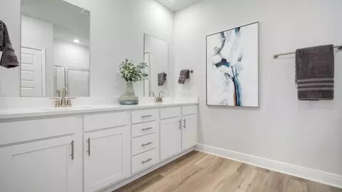 Bath - 7643 Anglebrook Rd N, Mobile, AL 36695 photo 1 of 3