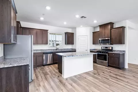 Kitchen - 5124 Beaverhead Ave, Bakersfield, CA 93306 photo 2 of 4