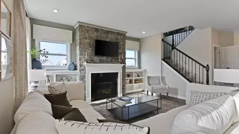 Living - 3301 Greycliff Trl, Franklin, OH 45005 photo 2 of 6