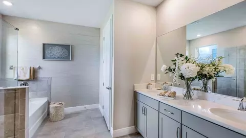 Bath - 17127 James Trl, Parrish, FL 34219 photo 1 of 7