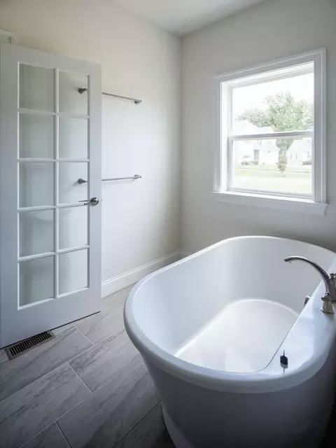 Bath - 8582 Rocky Springs Rd, Frederick, MD 21702 photo 3 of 38