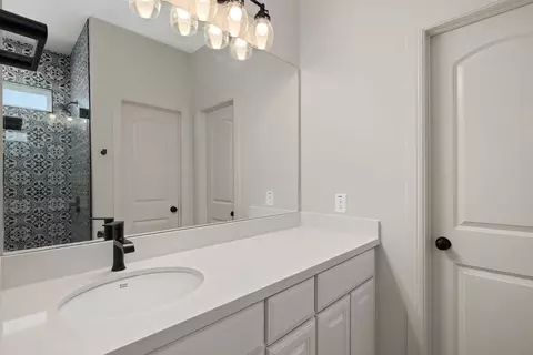 Bath - 119 Cabin St, Laredo, TX 78046 photo 2 of 5