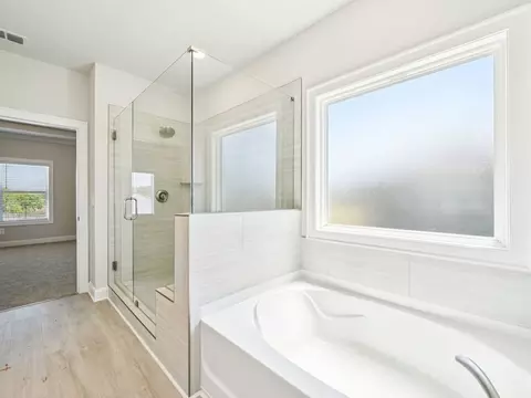 Bath - 1297 Whitman Cir, Monroe, GA 30656 photo 2 of 7