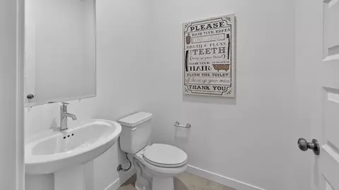 Bath - 944 Traverse Dr S, Madera, CA 93636 photo 2 of 4