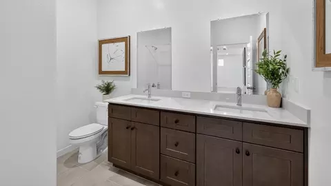 Bath - 944 Traverse Dr S, Madera, CA 93636 photo 3 of 4
