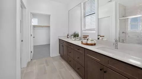 Bath - 944 Traverse Dr S, Madera, CA 93636 photo 1 of 4