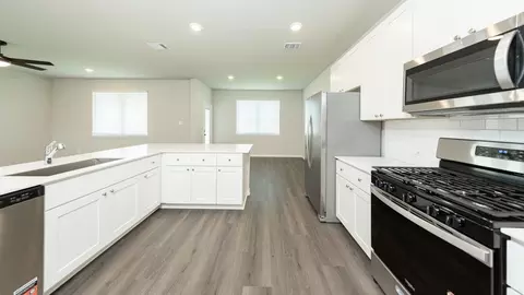 Kitchen - 2352 Pipefish Dr, Conroe, TX 77384 photo 2 of 3